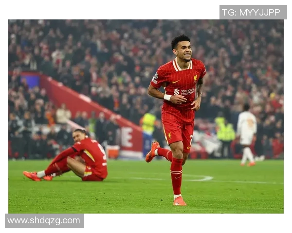 从瘦小少年到绿茵巨星讲述足球球星逆袭成长励志故事